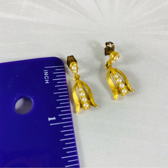 Tiny vintage, gold tone, lily-of-the-valley pierce earrings with a little pearls - Picture 2 of 2